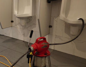 温泉开发区疏通小便池