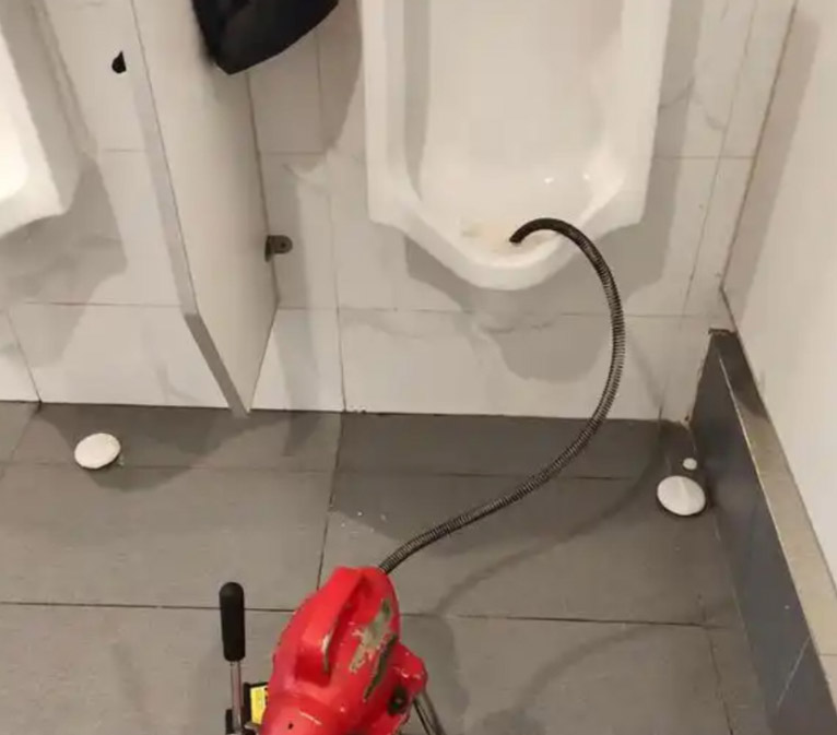 温泉开发区疏通小便池